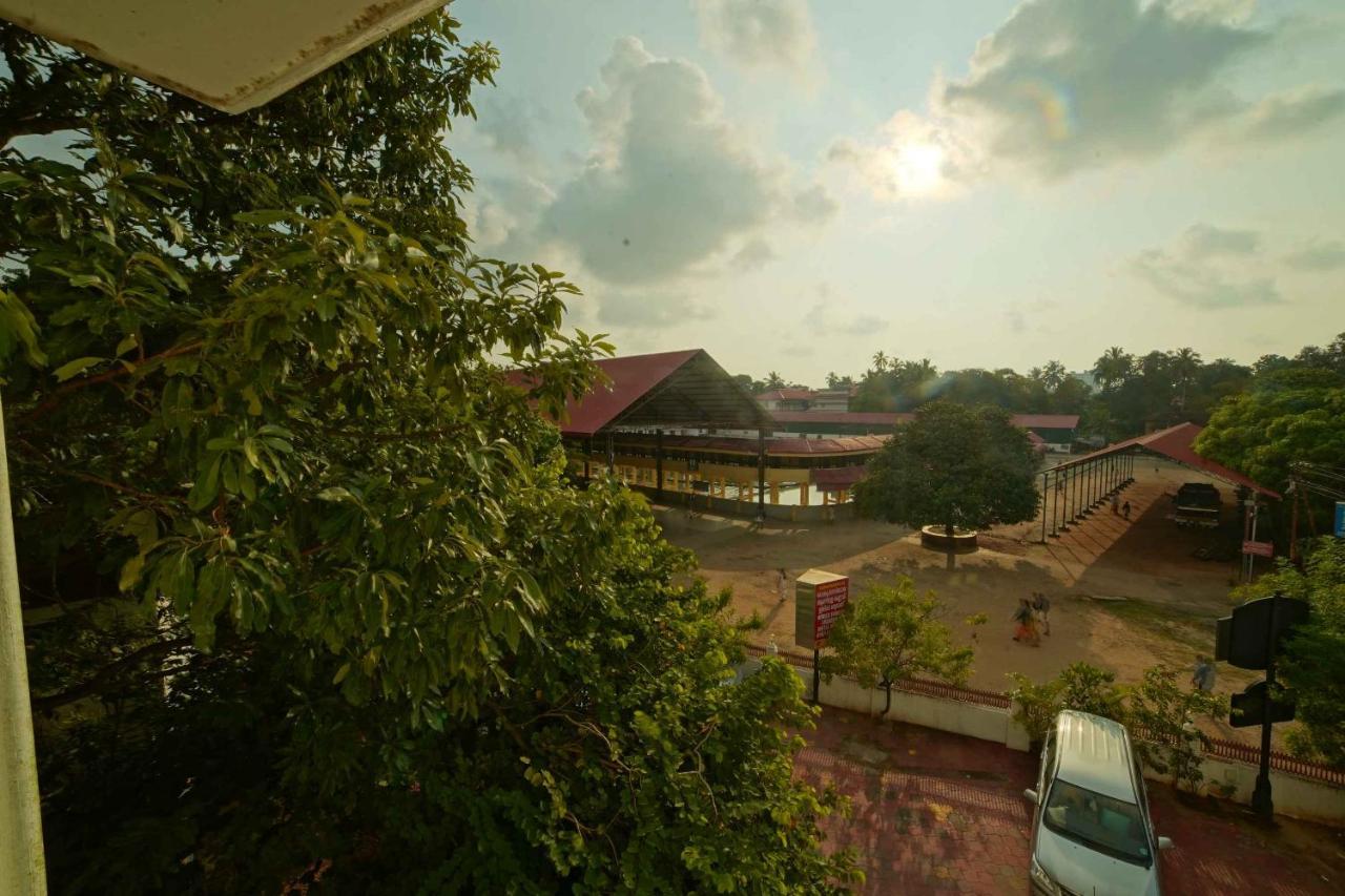 The Vyshakh Hotel Guruvāyūr Екстериор снимка